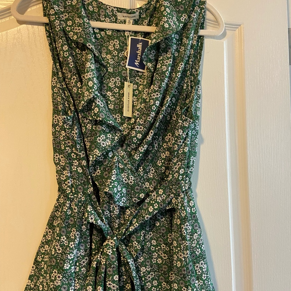 Max Studio Green Floral sleeveless Blouse